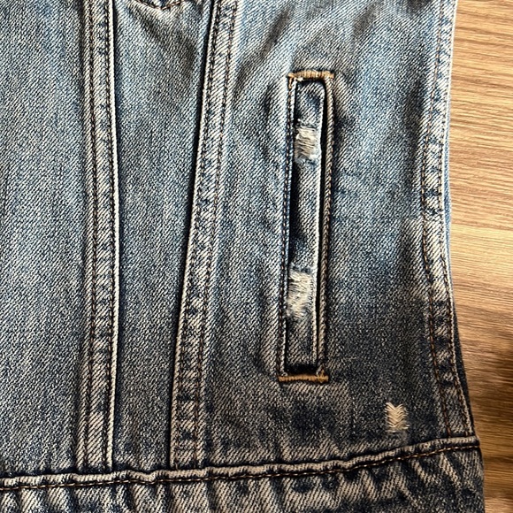 LUCKY Brand Women’s TOMBOY Trucker Lightly Distressed Jean Jacket - Picture 8 of 14